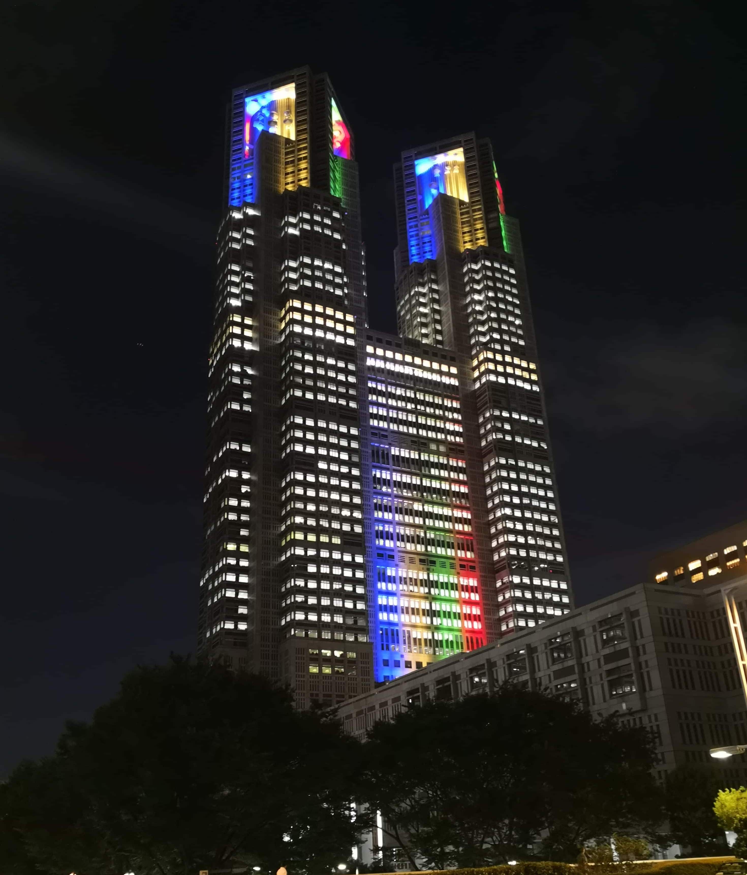 東京都庁舎オリンピックに向けライトアップ